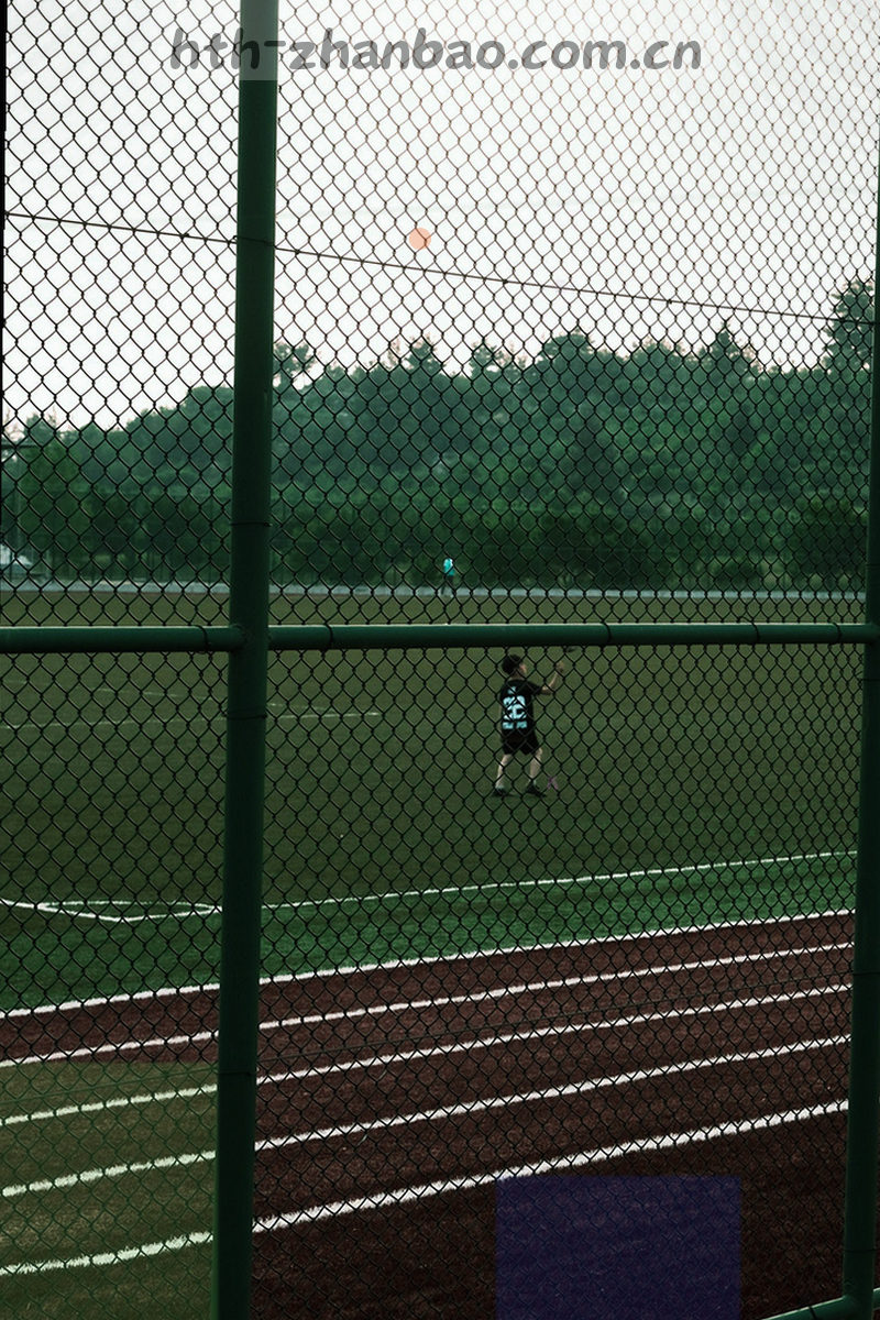 球员冲刺瞬间，模糊背景