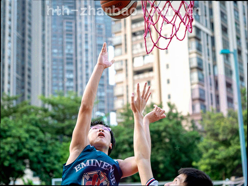 足球场战术板与箭头分析图