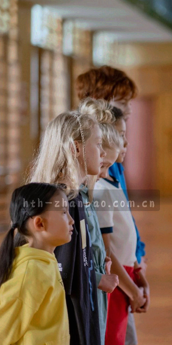 华体会APP主界面，显示赛程列表与开赛前十分钟阵容提醒卡片
